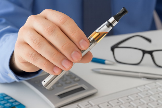 E-Zigarette auf Schreibtisch im Büro