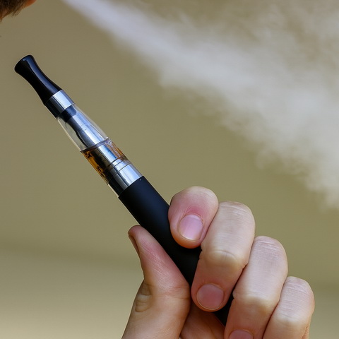 Verschiedene Zugtechniken beim Dampfen von E-Zigaretten